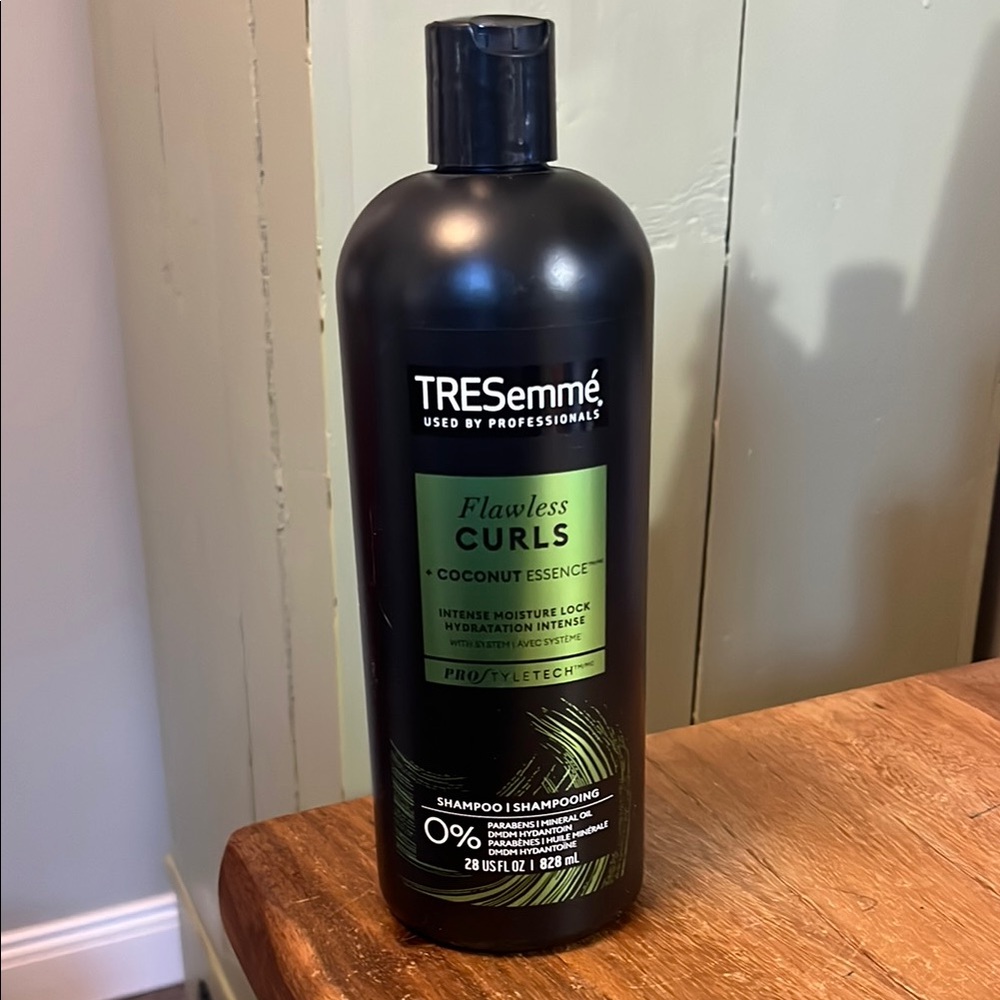 TRESemmé Flawless Curls Shampoo